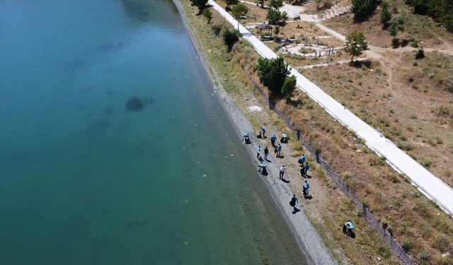 Elazığ'da yükümlüler Hazar Gölü sahillerini tatilciler için temizliyor