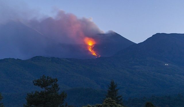 İtalya'da Etna Yanardağı kül ve lav püskürttü