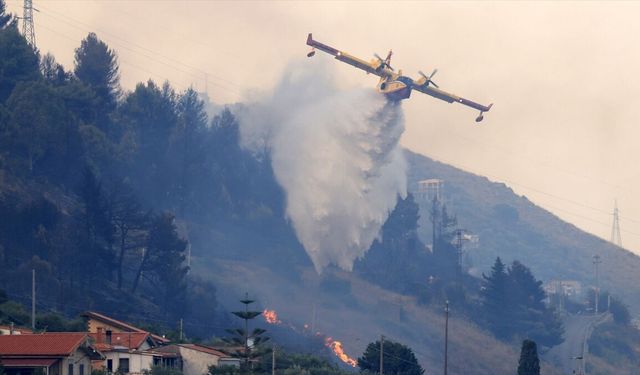 İtalya'nın Sicilya Adası'nda orman yangınlarını söndürme çalışmaları sürüyor