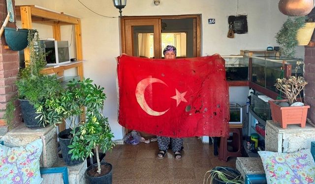 Kıbrıs Barış Harekatı'nda Mehmetçiğin kullandığı Türk bayrağını sandığında 36 yıldır saklıyor