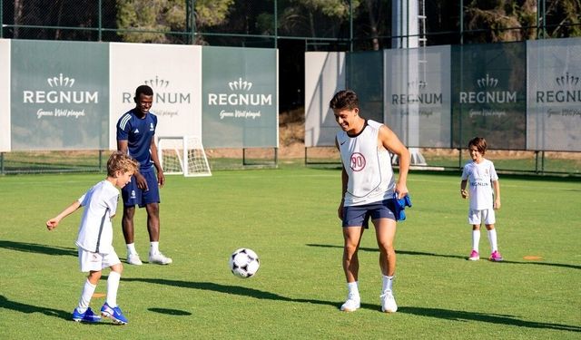 Milli oyuncu Arda Güler, Antalya'da çocuklarla antrenmanda yaptı
