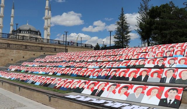 Ortaokul öğrencileri 15 Temmuz şehitlerinin resimlerini tuvale yansıttı