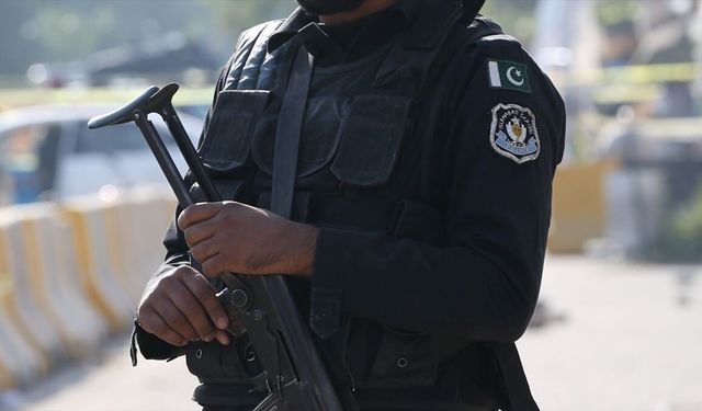 Pakistan'da yolcu otobüsünün uçuruma yuvarlandığı kazada 40 kişi hayatını kaybetti