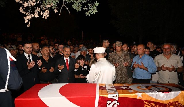 Şanlıurfa'da halı sahada kalp krizi sonucu ölen jandarma uzman çavuşun cenazesi Şırnak'ta defnedildi