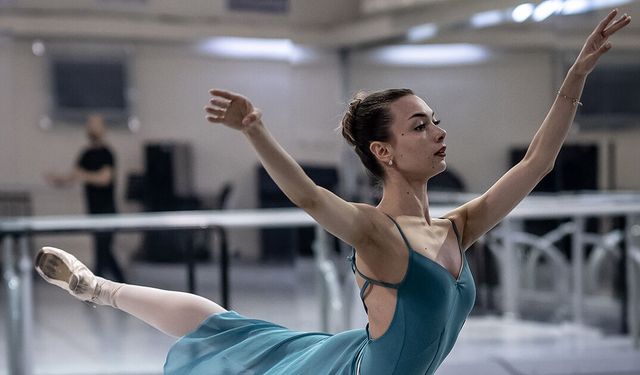 Türk balerin Nilay Tahiroğlu, Bolşoy Sahnesi'nde finale yükseldi