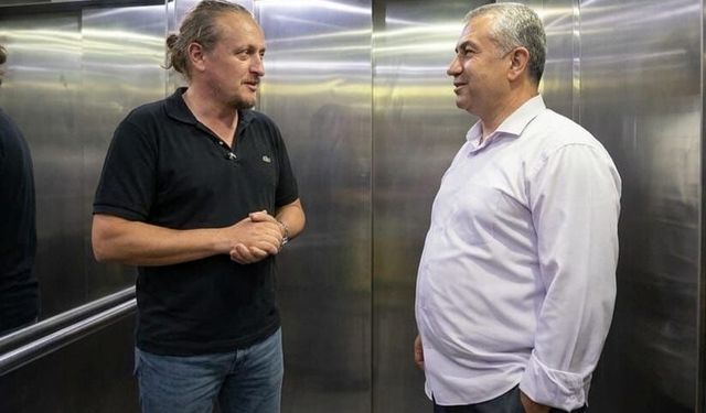 Asansörde belediye başkanını tanımayınca ortaya güldüren diyalog çıktı!