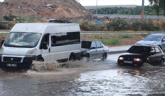 Adana'da sağanak ve şiddetli rüzgar etkili oldu