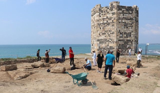 Aigeai Antik Kenti'nde kaya oyma ve sandık türü 10 mezar gün yüzüne çıkarıldı
