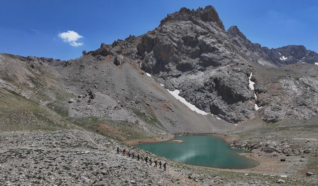 Aladağlar, zirveleri ve buzul gölleriyle doğaseverleri cezbediyor