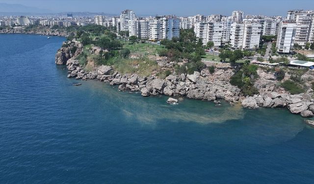 Antalya'da Falez Parkı'nda denize atık su sızıntısı