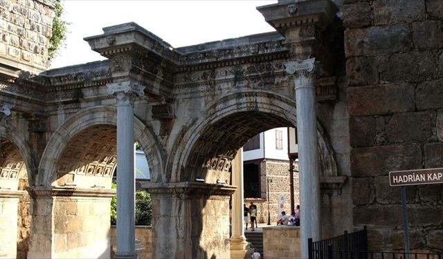 Antalya'daki 1900 yıllık Hadrian Kapısı kentin tarihine ışık tutuyor