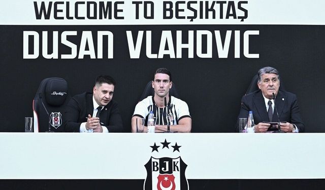 Beşiktaş Kulübü, Sırp golcü Dusan Vlahovic için imza töreni düzenledi