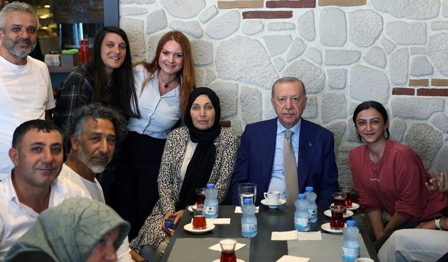 Cumhurbaşkanı Erdoğan, Üsküdar'da esnafı ziyaret etti