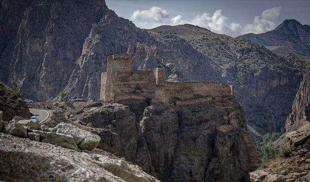 Doğa tutkunlarının ilgi gösterdiği sarp kayalıklardaki kaleye ulaşım artık daha kolay