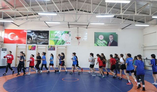 Dünya şampiyonu Yasemin'i örnek alan genç güreşçilerin hedefi zirve
