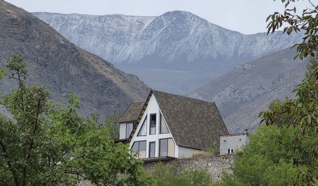 Erzincan'daki Esence Dağı'nın zirvesi ağustosta yağan doluyla beyaza büründü