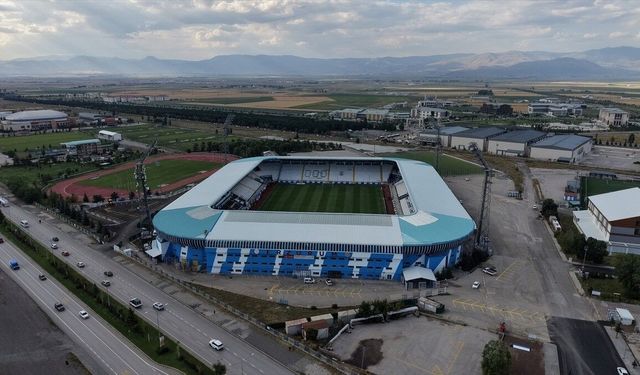 Erzurumspor taraftarı 3 sezon sonra statlarındaki tüm tribünlerde yerini alacak