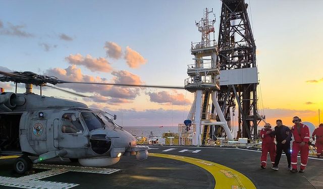 Fatih sondaj gemisinde iş kazası geçiren personel Deniz Kuvvetlerinin helikopteriyle tahliye edildi