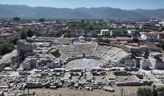 İznik Roma Tiyatrosu'ndaki nekropolde bulunan iskeletlerde veba bulgusuna rastlandı