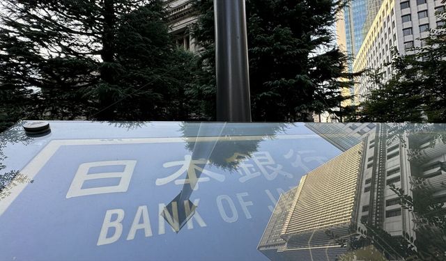 Japonya'da düşük büyüme ile yüksek enflasyonun BoJ'u ve hükümeti ikilemde bırakabileceği öngörülüyor