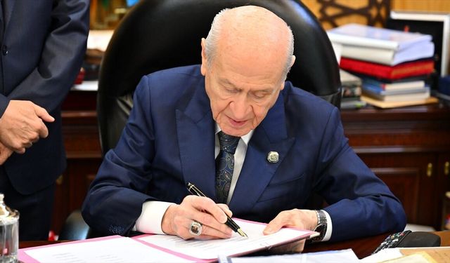 MHP Genel Başkanı Devlet Bahçeli'den 'çerçeve yasa' imzası