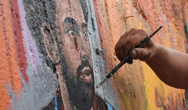 Trabzon'da Muhammed Salah sevgisi duvara resmedildi
