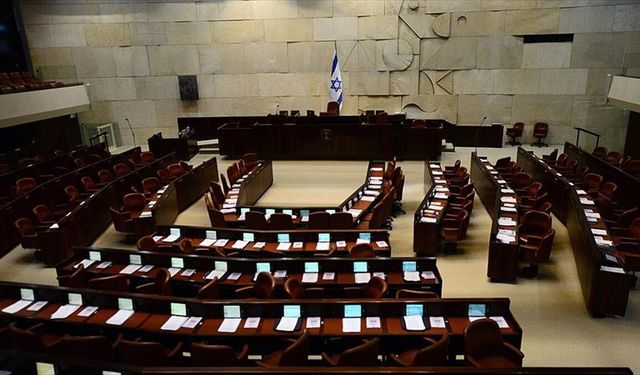 İsrail'deki ankete göre Netanyahu bloğu mecliste 49 sandalyeye gerilerken muhalefet yükselişte