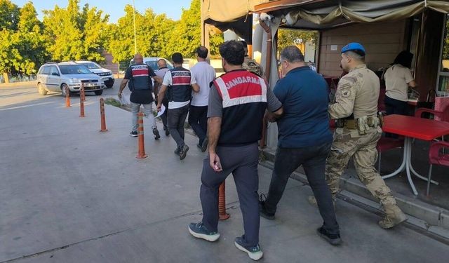İzmir'de FETÖ operasyonunda 21 şüpheli yakalandı
