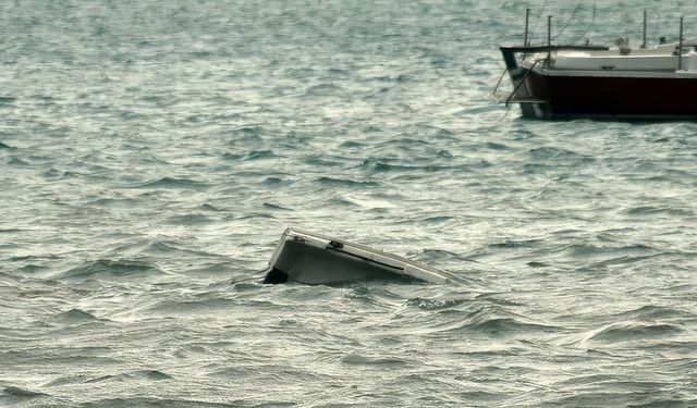 Kanarya Adaları açıklarında teknenin batması sonucu en az 80 düzensiz göçmenin öldüğü varsayılıyor
