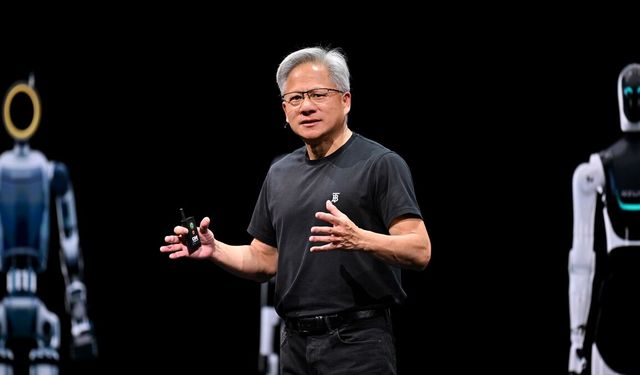 Nvidia CEO'su Huang, yapay zekayı olabildiğince 'hızlı' geliştirme çağrısı yaptı