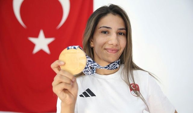 Şampiyon ablasının izinden giden Zehra, Akdeniz Oyunları'ndan altın madalyayla döndü