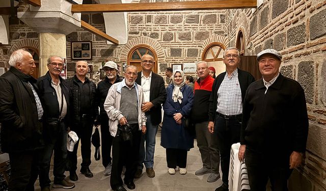 Tarihi Kurşunlu Han Şiir Evin'de Anlamlı Buluşma: Erkan Akbalık ile "Tarzan ve Manisa"
