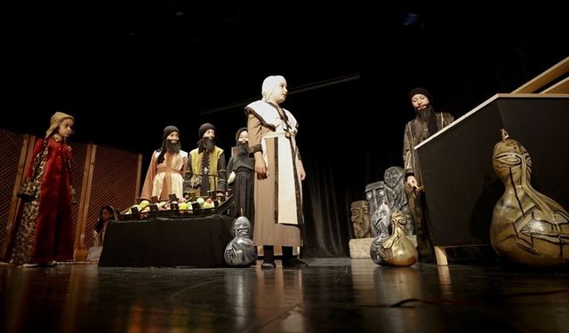 Aile ortamında başlayan canlandırmalar çocukları tiyatro sahnesine taşıdı