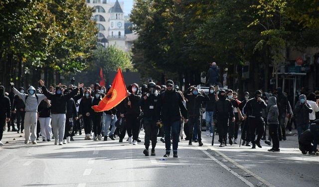 Arnavutluk'ta öğrencilerin eğitim koşullarının iyileştirilmesi talebiyle düzenlediği gösteriler sürüyor