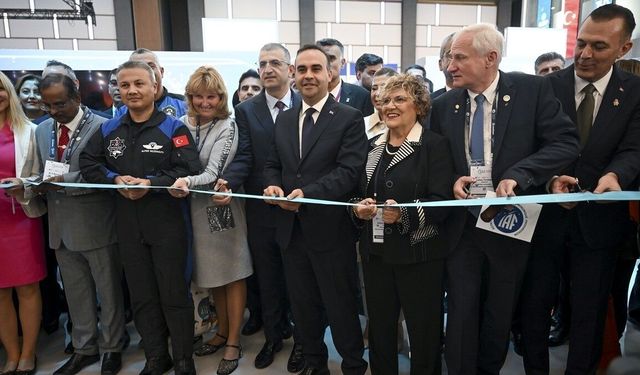 Bakan Kacır, 77. Uluslararası Uzay Kongresi kapsamında fuar alanının açılışını yaptı