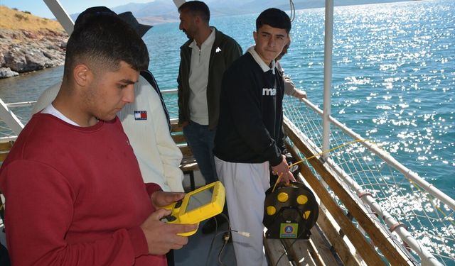 Bitlis'te öğrencilere su altı robotu kullanma eğitimleri devam ediyor