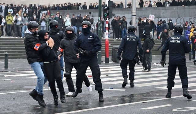 Brüksel'de hükümet karşıtı gösterilerde polisle eylemciler arasında arbede çıktı