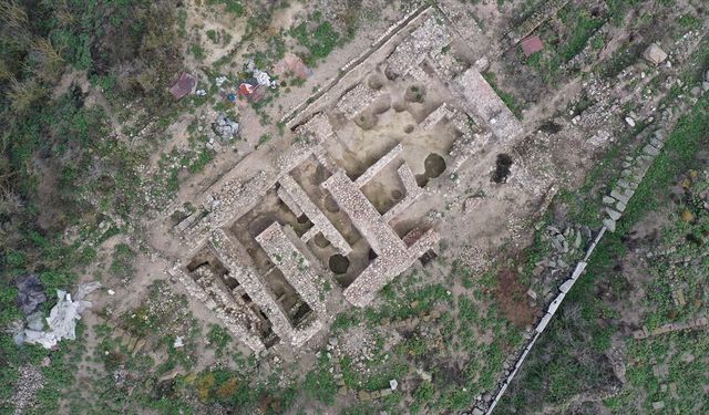 Daskyleion Antik Kenti'ndeki fırında 2 bin 600 yıllık karbonlaşmış tohumlar bulundu