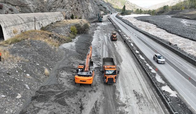 Erzincan-Erzurum kara yolundaki heyelan ve ekiplerin çalışması dronla görüntülendi