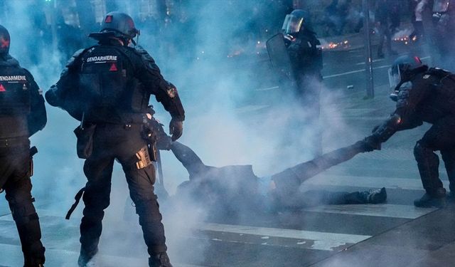 Fransa'da polisin çocukların bulunduğu noktaya gaz bombası fırlatması hakkında soruşturma