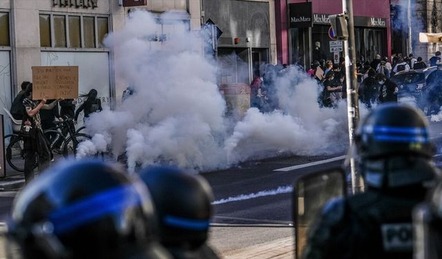 Fransa'nın pek çok kentinde öğrenci eylemleri devam ediyor