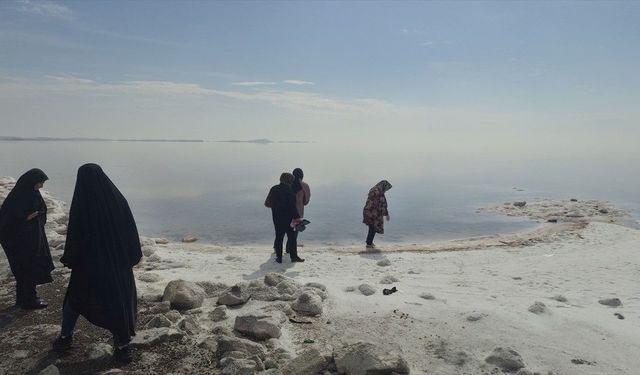 İran'daki Urumiye Gölü, ziyaretçilerini eşsiz manzarasıyla karşılıyor
