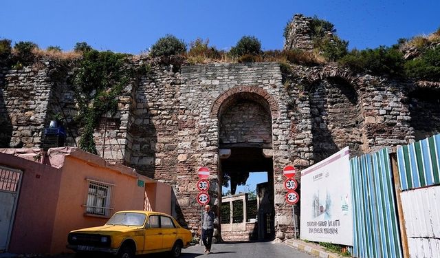 İstanbul'un ilk kuşatmasında sahabelerin şehit düştüğü kapı