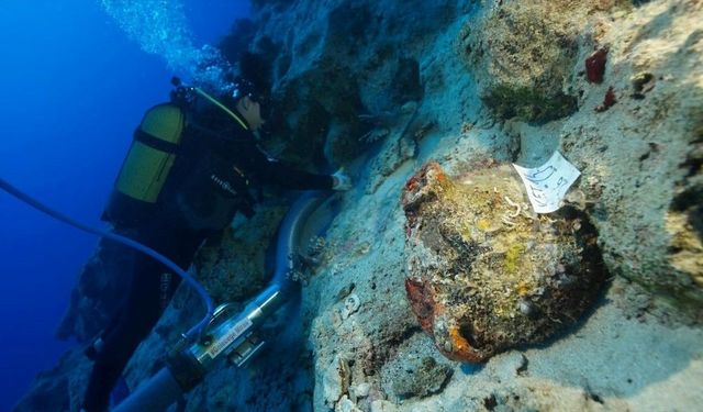 Kekova'da dünyanın en eski batığına ait amforalar bulundu