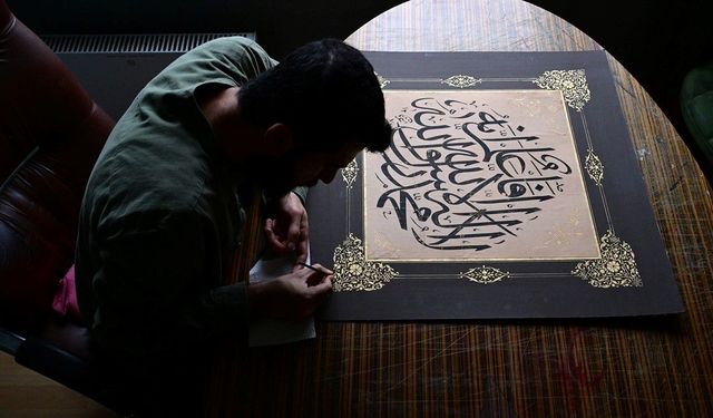 Koleksiyonundaki eski eserleri dönemin sanat anlayışına uygun şekilde restore ediyor