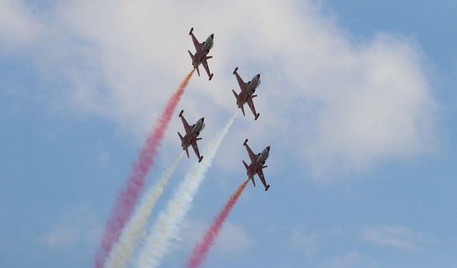 Türk Yıldızları, Kayseri'de gösteri uçuşu yaptı