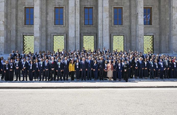 TBMM Başkanı Kurtulmuş, Meclis'te gençleri ağırladı