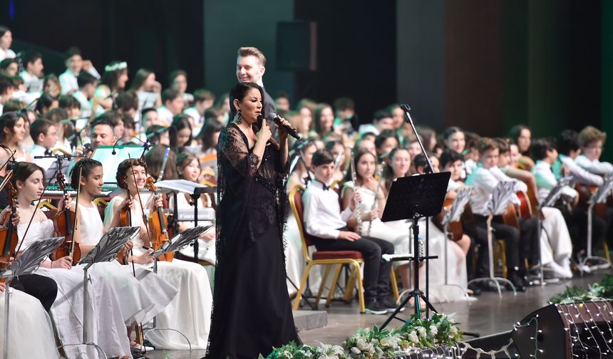 Aşkın Nur Yengi ve Bilfen Filormoni Orkestrası sahne aldı