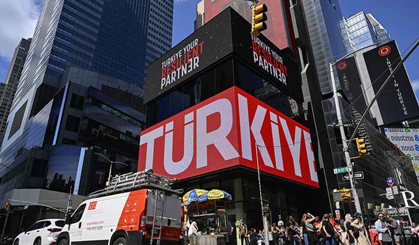 Times Meydanı'ndaki dijital panolarda "Invest in Türkiye" mesajı yayınlandı