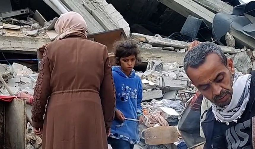 Gazzeli aile evlerinin enkazı arasında iftar açıyor
